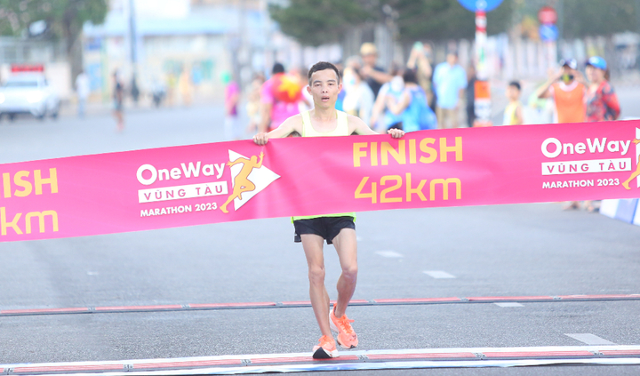 OneWay Vũng Tàu Marathon 2023: Lê Tấn Hi về nhất cự ly 42km