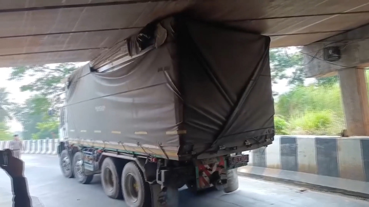 Tài xế bất cẩn, xe tải kẹt cứng dưới gầm cầu