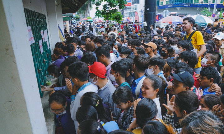 CĐV Campuchia chen lấn nhận vé xem SEA Games 32 miễn phí