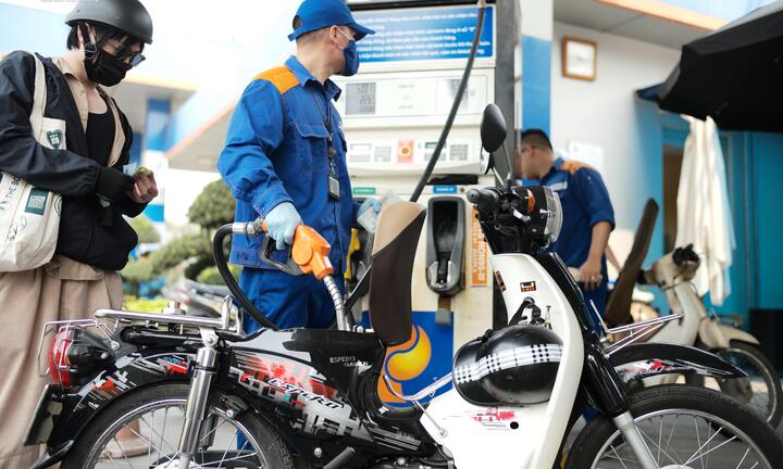 Giá xăng dầu hôm nay 24/4: Tiếp tục đi lên