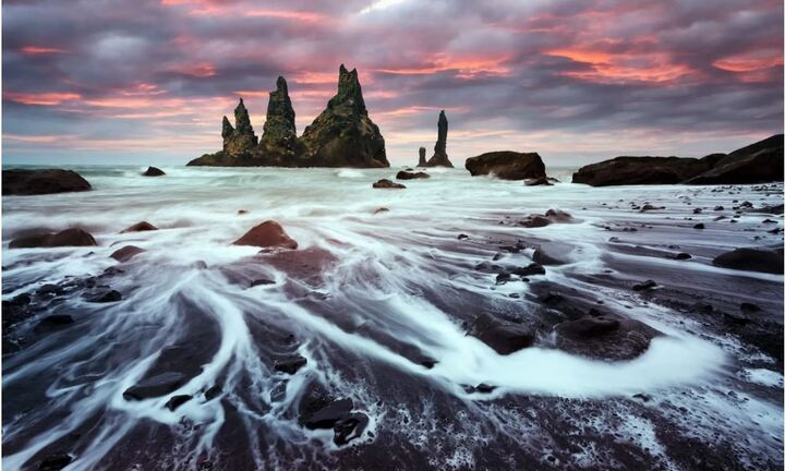 Chiêm ngưỡng bãi biển cát đen Reynisfjara kỳ lạ, không ai được tắm ở Iceland