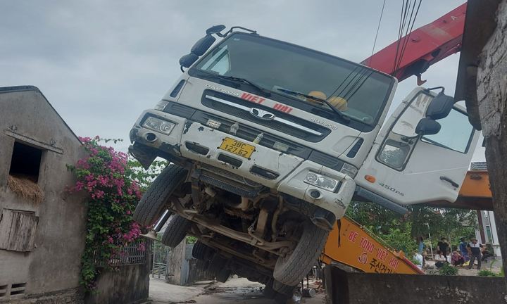 Xe bơm bê tông bị nghiêng khiến một người tử vong
