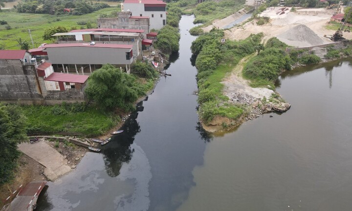 Sông Cầu tiếp tục 'gánh' hàng vạn khối nước thải từ các làng giấy ở Bắc Ninh