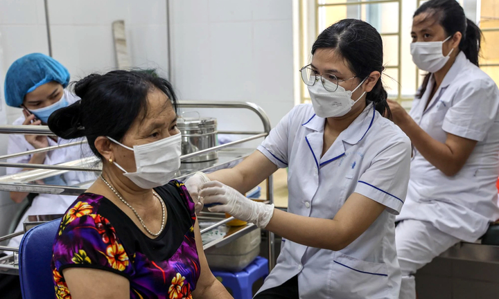 Số ca COVID-19 gia tăng, nhiều người chủ động đi tiêm vaccine bổ sung