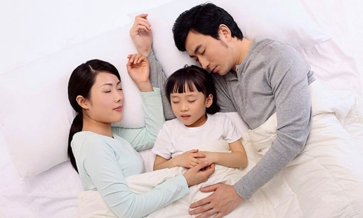 Để con gái ngủ cùng với bố đến bao nhiêu tuổi?