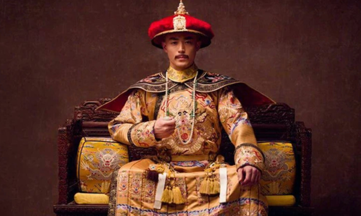 Vì sao long bào của Hoàng đế Trung Quốc không bao giờ được giặt?