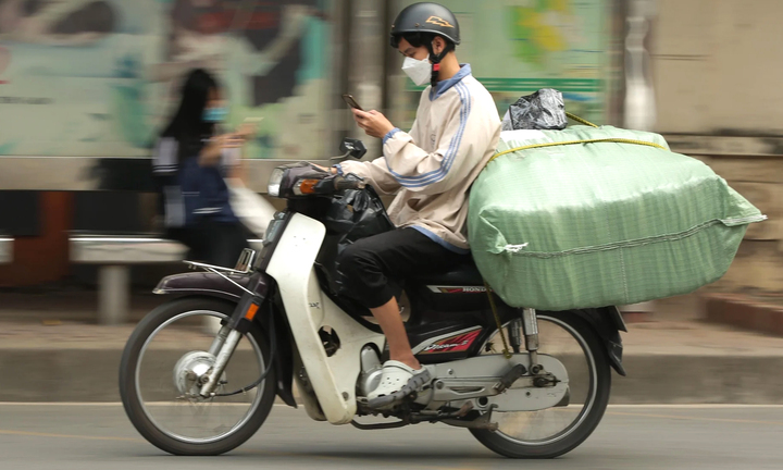 Nhan nhản người 'làm xiếc' với điện thoại khi lái xe, có ngày gặp họa