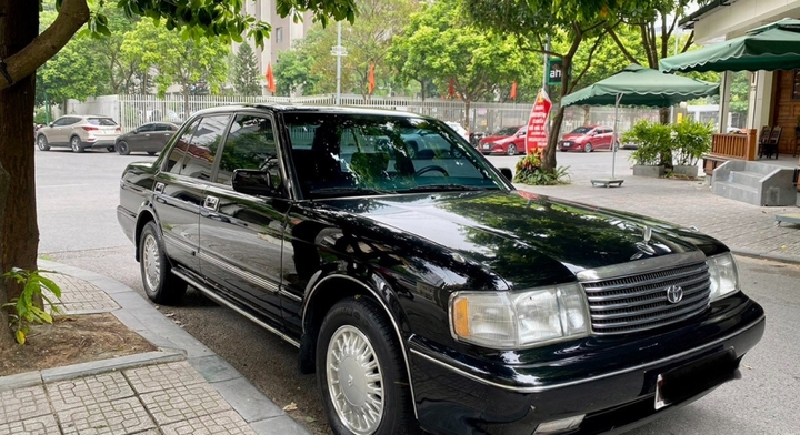 Điều gì khiến Toyota Crown đi gần 30 năm vẫn bán cả tỷ đồng?