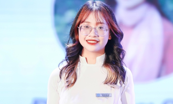 Ngắm vẻ đẹp trong trẻo của nữ sinh Đại học Kinh tế quốc dân