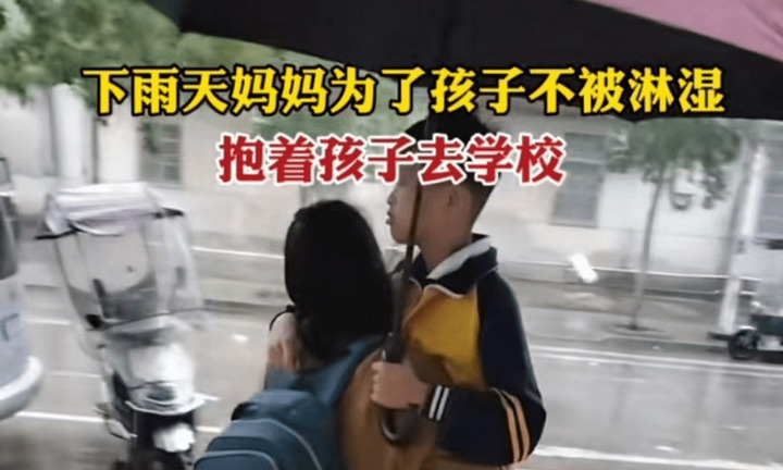 Nam sinh cao gần bằng mẹ nhưng vẫn được bế đến trường