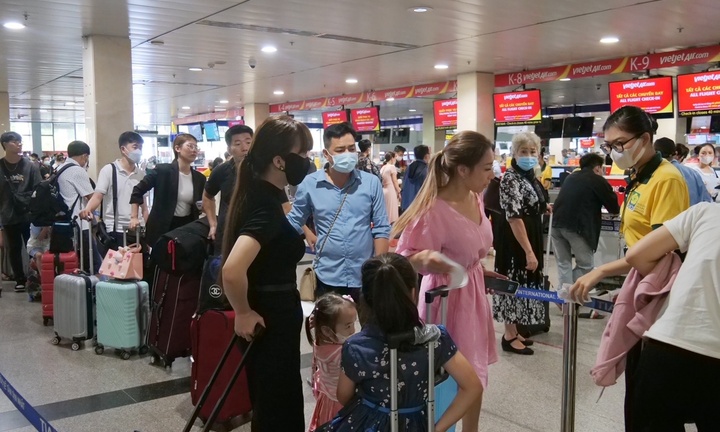 Người dân đi chơi lễ, lượt khách ở Tân Sơn Nhất tăng hơn 32% so với năm ngoái