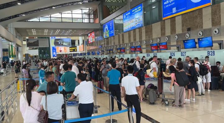 Sân bay Nội Bài chật kín người chờ check-in đi nghỉ lễ 30/4-1/5