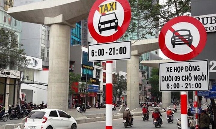 Hà Nội tạm bỏ cấm taxi trên 9 tuyến phố