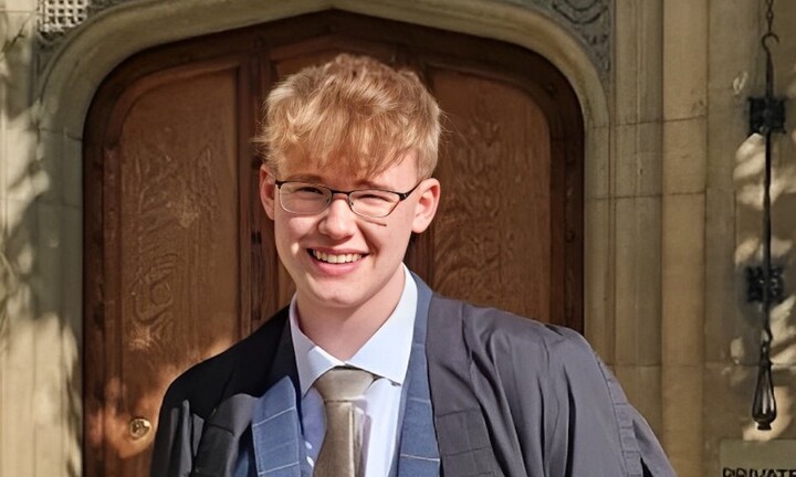 Bị chê 'không vào nổi đại học' chàng trai đỗ trường top thế giới