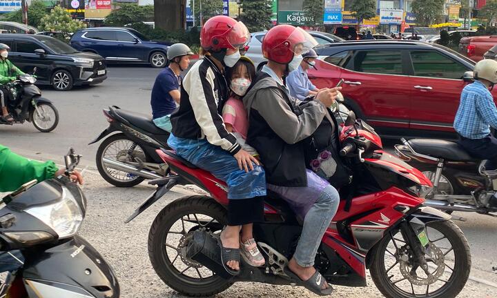 Trẻ nhỏ mệt nhoài trên xe máy, theo bố mẹ về quê nghỉ lễ 30/4-1/5