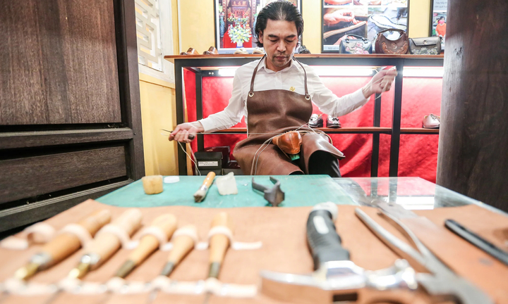 Về đình Phả Trúc Lâm xem nghệ nhân Hà Nội làm những đôi giầy da cao cấp