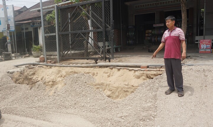 Bình Định: Lu đường mãi không xong, dân khốn khổ vì không có lối đi