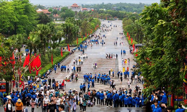 Hàng nghìn người đội mưa về dự lễ Giỗ Tổ Hùng Vương