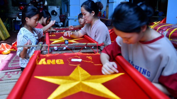 Người hơn 40 năm làm nên hàng vạn lá cờ Tổ quốc mừng dịp lễ 30/4 - 1/5