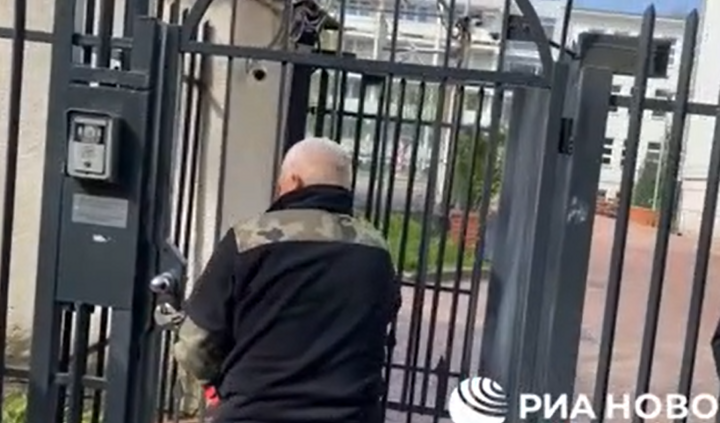 Cảnh sát Ba Lan phá cổng trường học tại Đại sứ quán Nga ở Warsaw