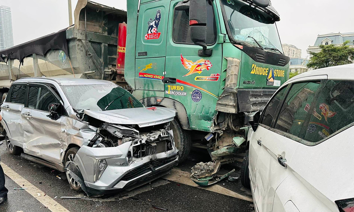 5 ô tô đâm liên hoàn, đường Vành đai 3 trên cao ùn tắc kéo dài