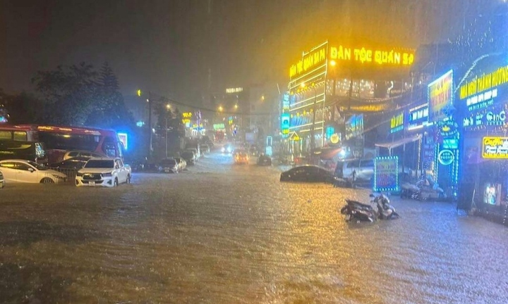Mưa rét diện rộng ở Lào Cai, Sa Pa ngập lụt giữa đêm