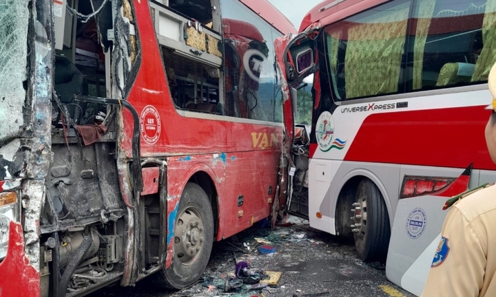 Mưa lớn, đường trơn trượt, 2 xe khách đấu đầu trên đèo Pha Đin