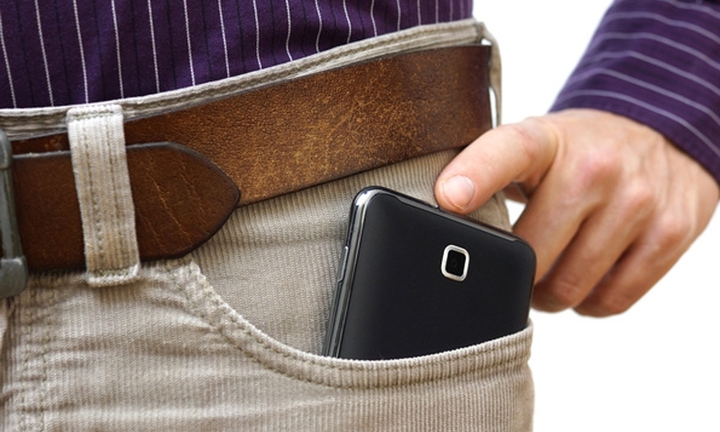 Hãy đọc bài viết này nếu bạn có thói quen bỏ điện thoại vào túi quần