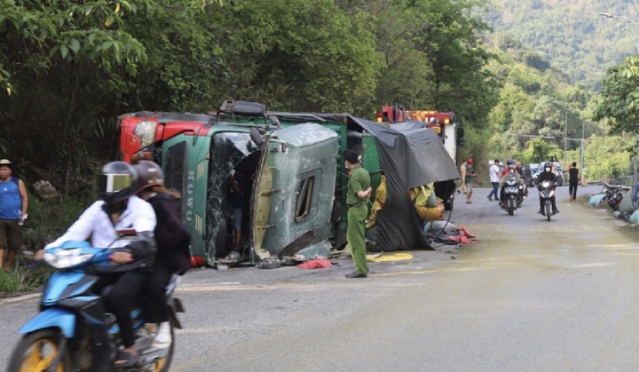Lật xe tải trên đèo Bảo Lộc, 5 người bị thương