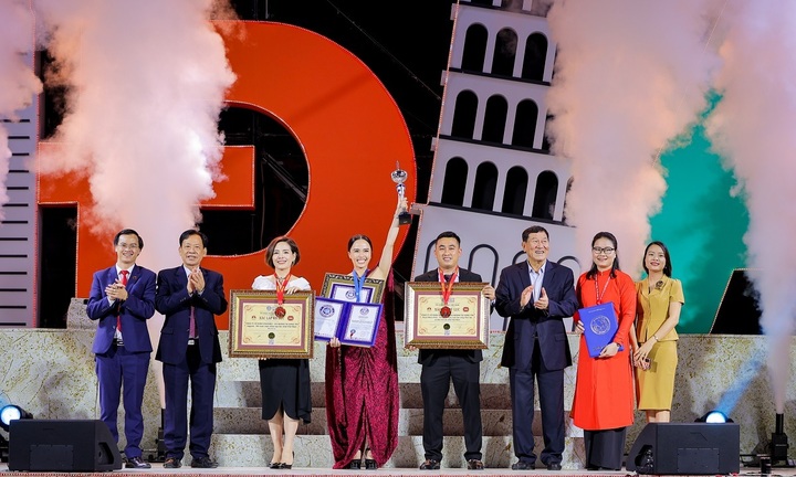 Tổ hợp hồ nước mặn Royal Wave Park xác lập 'hattrick' kỷ lục thế giới