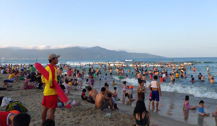 Biển Đà Nẵng ken kín người 'giải nhiệt' trong kỳ nghỉ lễ 30/4-1/5