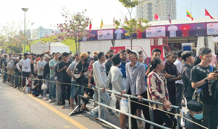 Dòng người chờ tấm vé miễn phí xem bóng đá SEA Games 32