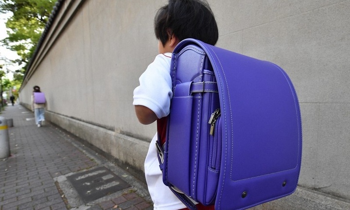 Trẻ em Nhật Bản phải cõng 10 kg sách vở tới trường