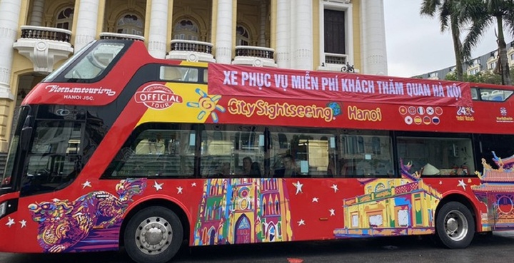 Băng rôn chào đón du khách đi xe bus 2 tầng Hà Nội lại sai chính tả