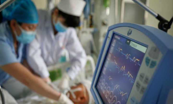 Rút phích cắm máy theo dõi bệnh nhân để dùng điện thoại, nữ y tá hối không kịp