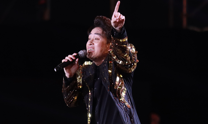 Tùng Dương khiến khán giả bất ngờ vì vừa hát opera lại chuyển ngay sang nhạc trẻ