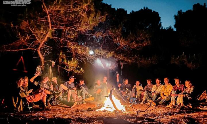 Người dân phố núi Pleiku đổ xô đi dã ngoại, khu cắm trại vùng ven kín chỗ