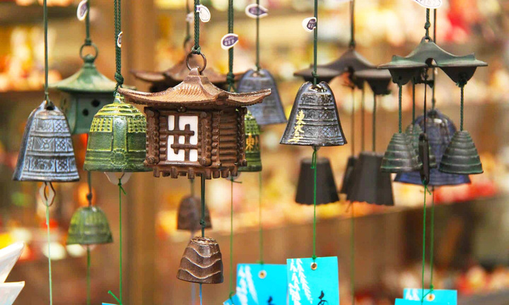 Tại sao không treo chuông gió ở đầu giường? 