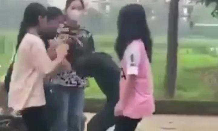 Nữ sinh lớp 7 bị bạn đánh hội đồng dã man