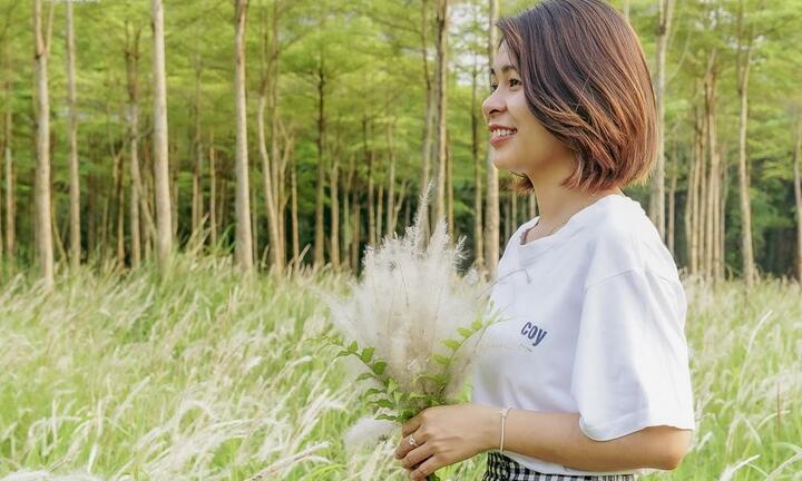 Giới trẻ Hà thành thích thú check-in tại đồng cỏ tranh thơ mộng 