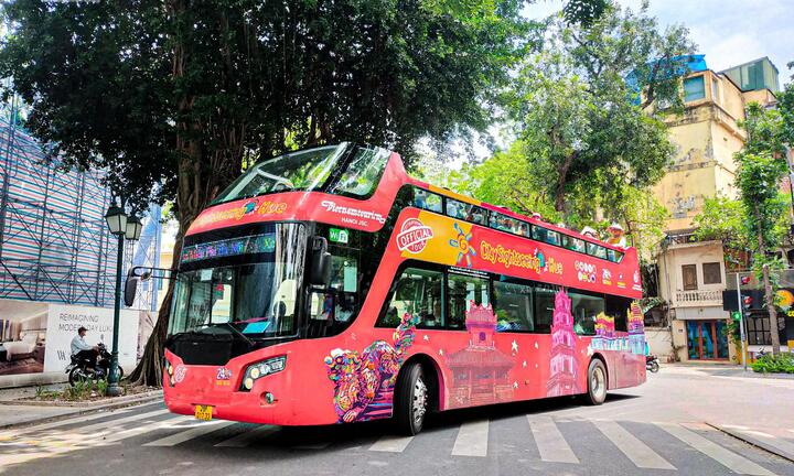 Gỡ bỏ băng rôn sai chính tả trên xe bus 2 tầng ở Hà Nội