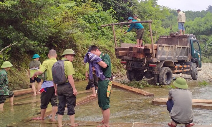 Hà Tĩnh: Thu giữ lượng lớn gỗ lậu tập kết dưới lòng suối Rào Giàng