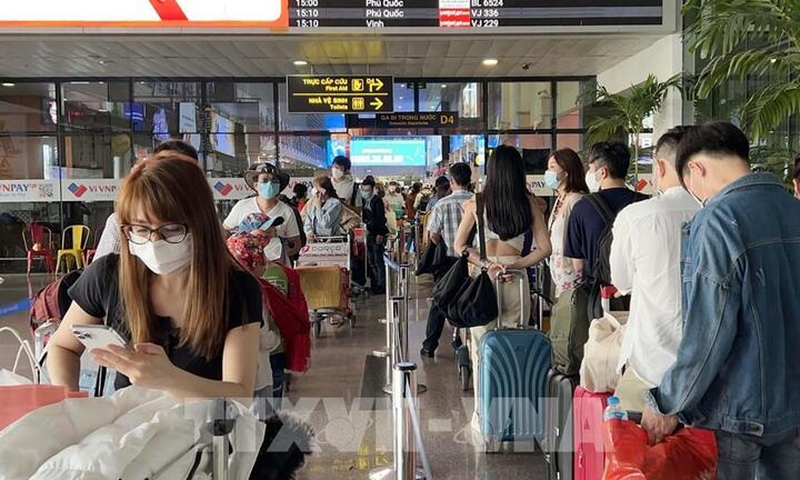 Gần 130.000 khách qua sân bay Tân Sơn Nhất trong ngày cuối nghỉ lễ