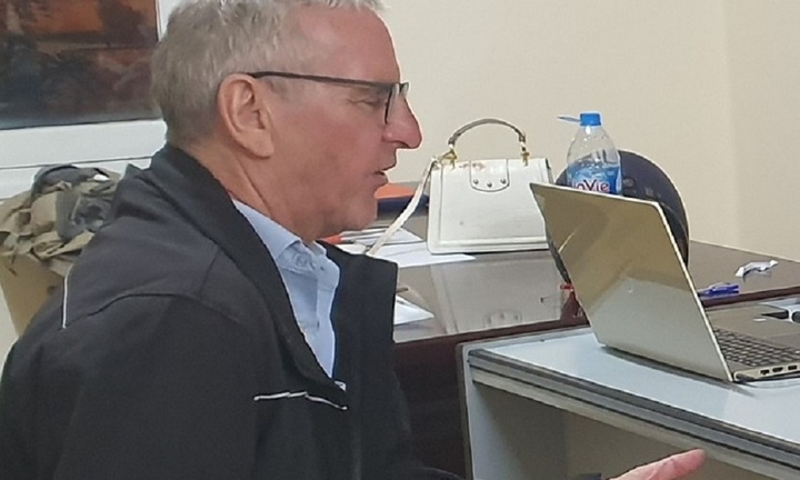 Vợ bị chồng sát hại vì hay sử dụng điện thoại lúc đi ăn