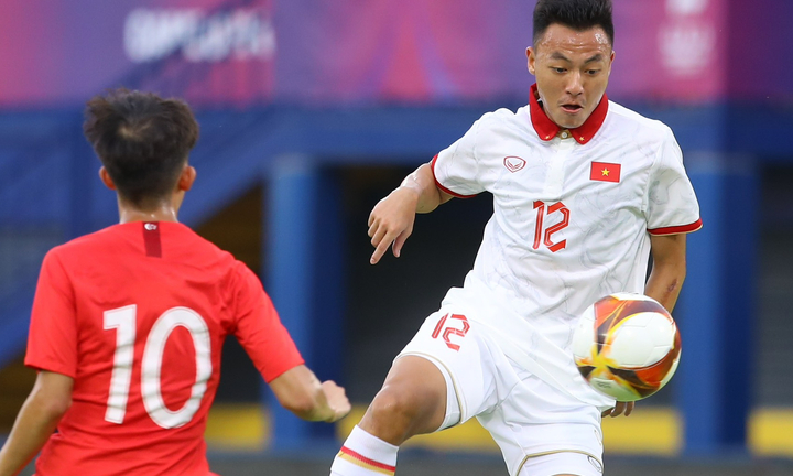 Tiền vệ U22 Việt Nam sút xa may mắn khiến thủ môn Singapore ngỡ ngàng