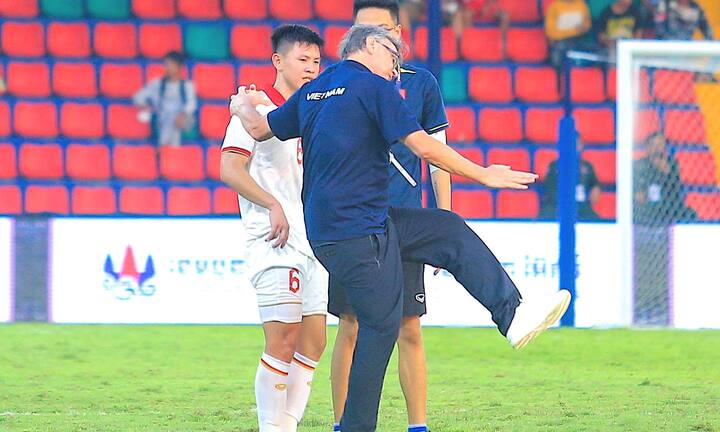 Cầu thủ U22 Việt Nam phản lưới, HLV Troussier dạy lại kỹ thuật ngay trên sân