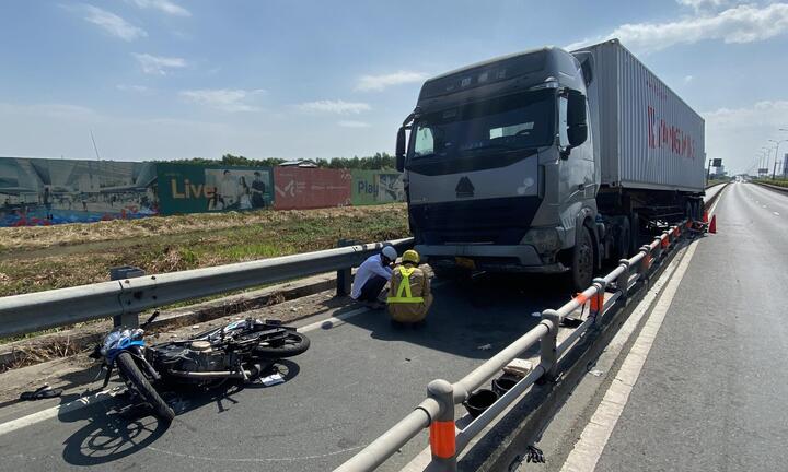 Xe container tông 2 xe máy trên cao tốc TP.HCM - Dầu Giây