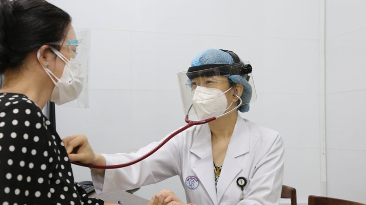 Những lưu ý khi theo dõi, điều trị bệnh nhân có bệnh lý nền mắc COVID-19 tại nhà