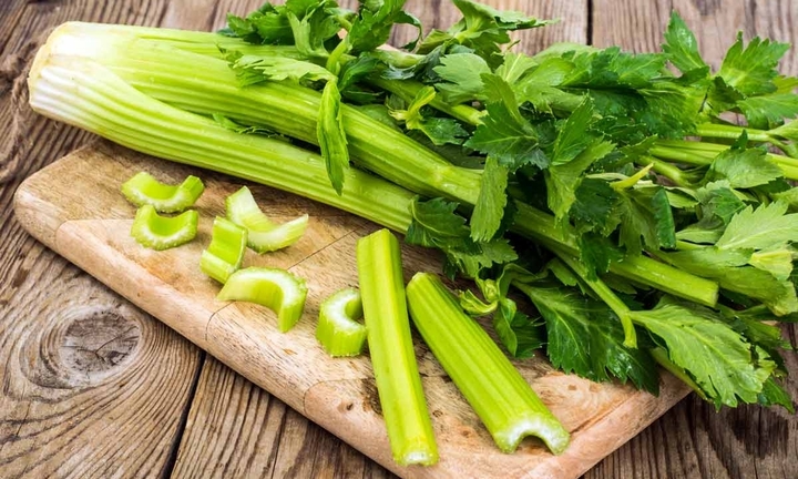 6 loại rau củ ăn sống tốt hơn nấu chín