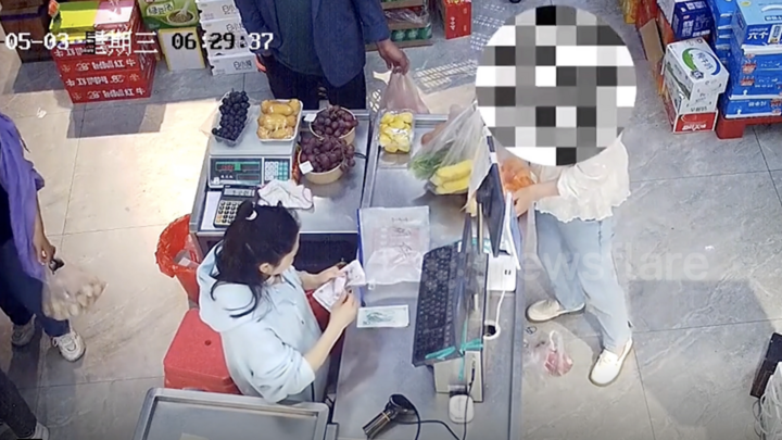 Người phụ nữ định ăn cắp thịt trong siêu thị Trung Quốc thì bị phát hiện